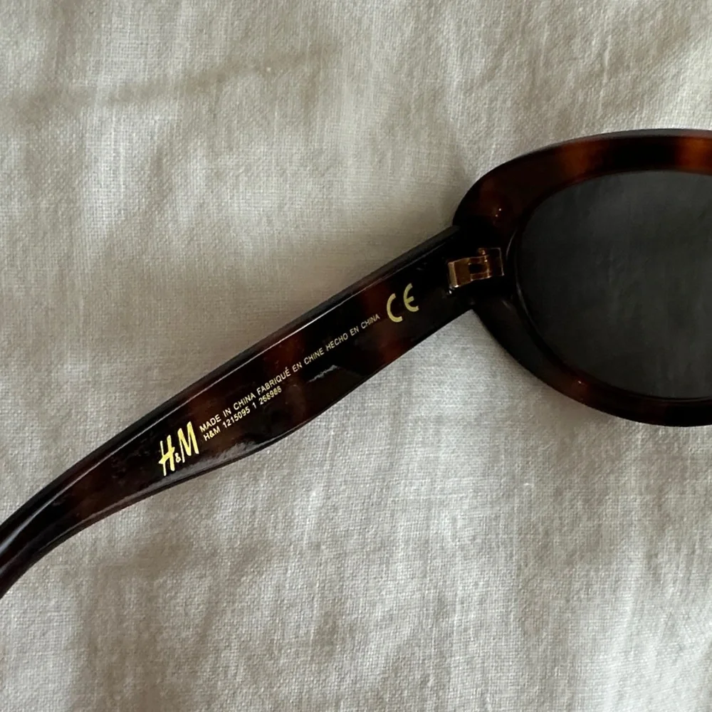 H&M Tortoise Rounded Frame Sunglasses - Picture 2 of 4